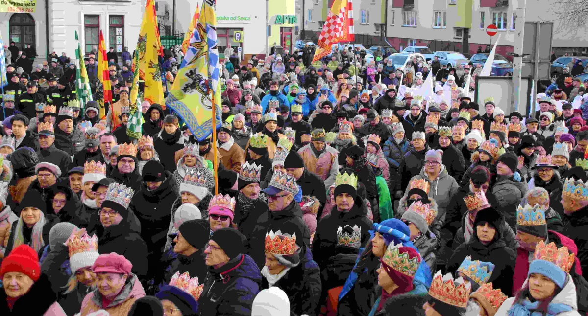 Orszak Trzech Króli w Łukowie. Tłumy mieszkańców na ulicach (GALERIA) 