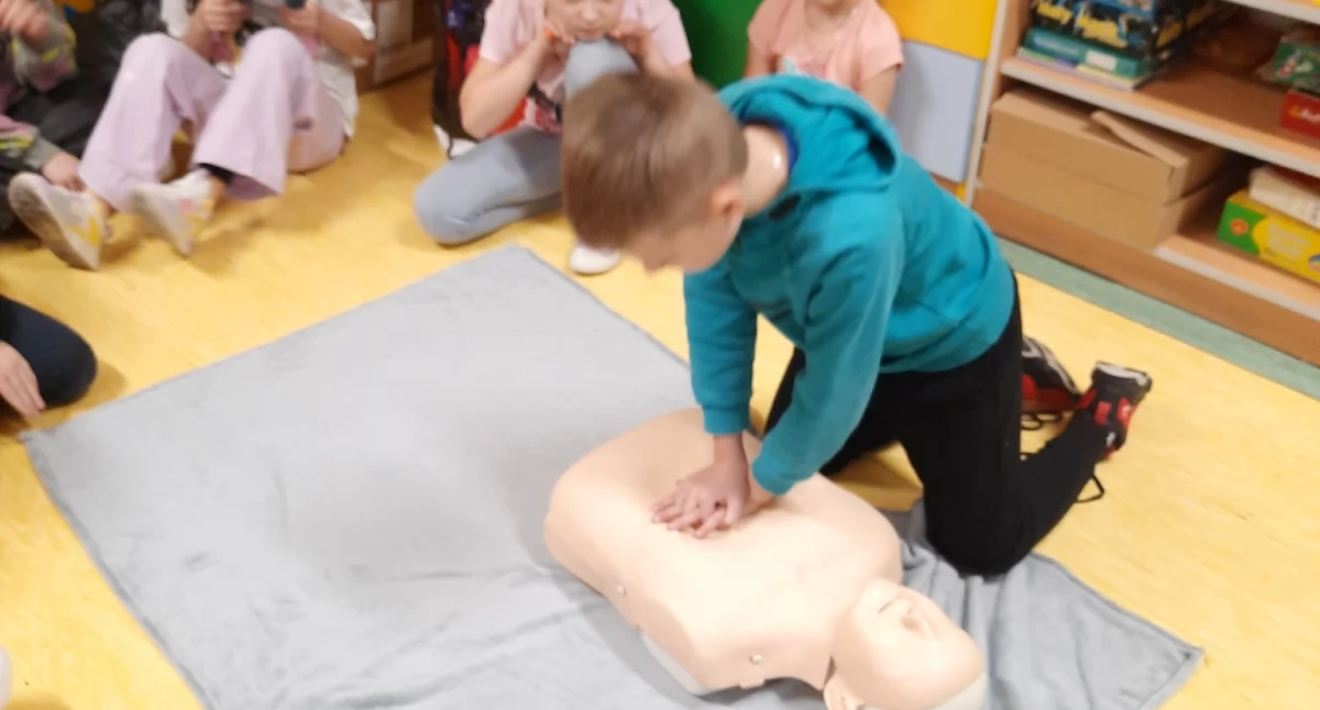 Dzieci z Łukowa uczą się ratować życie! Klasa IIId ze „Czwórki” przeszła wyjątkowe szkolenie z pierwszej pomocy