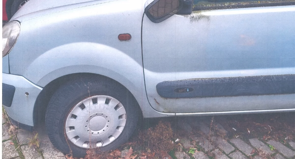 Radny Artur Czubaszek walczy z wrakami w Łukowie – kolejne interwencje na miejskich parkingach!