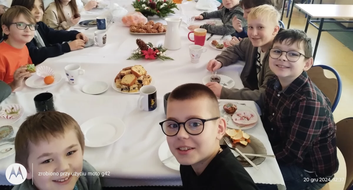 Klasowa Wigilia bez plastiku. Uczniowie Szkoły Podstawowej Nr 4 w Łukowie z ekologiczną inicjatywą