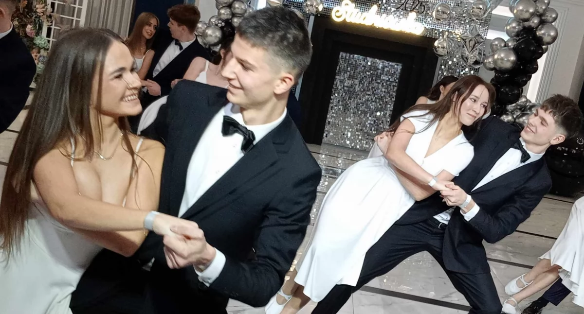 Maturzyści z I LO w Łukowie zachwycili walcem podczas studniówki [WIDEO + ZDJĘCIA]