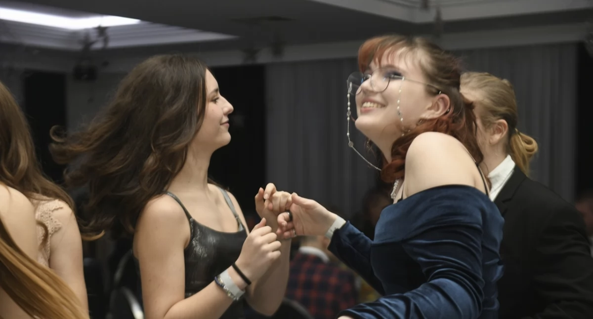 Studniówkowa zabawa w pełni! Maturzyści z I LO w Łukowie rozgrzali parkiet [ZDJĘCIA]