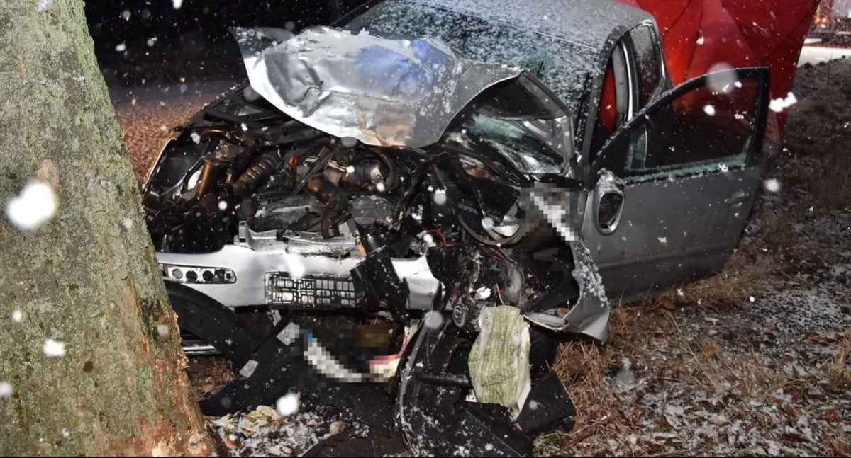 Tragiczny wypadek w Woli Osowińskiej. 30-latek zginął po uderzeniu w drzewo!