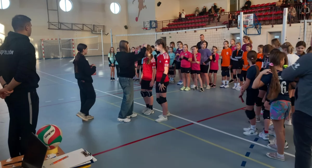 Julia Woźniak i Martyna Gruba nie do zatrzymania! 10 zwycięstw siatkarek Dragona Wojcieszków w Żelechowie