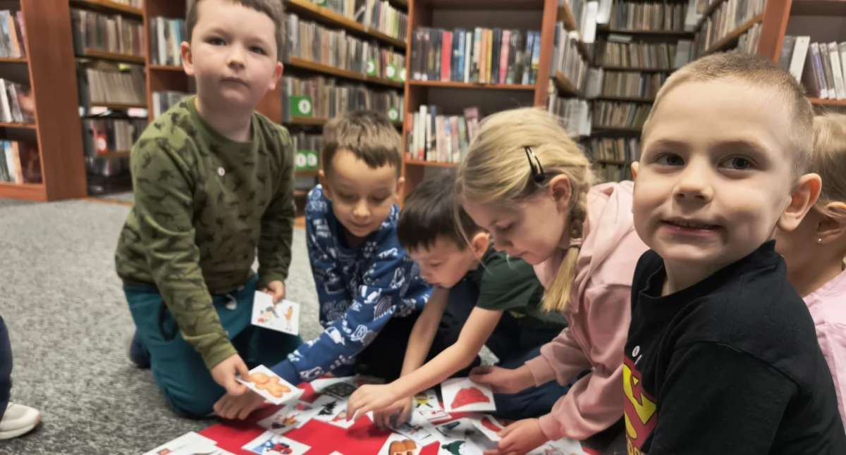 Zima w bibliotece. Niezwykłe zajęcia dla najmłodszych w Trzebieszowie [DUŻO ZDJĘĆ]