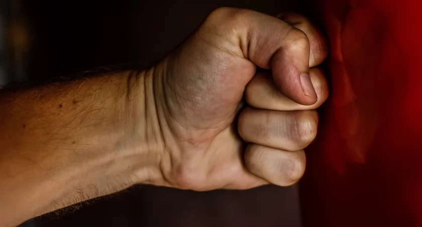 Kobieta zaatakowana przez partnera. W mieszkaniu znaleziono narkotyki i kradzione rzeczy