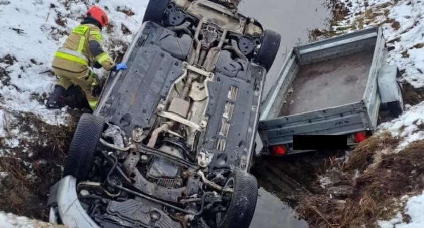 Śnieg i lód przyczyną wypadku! Auto z przyczepką wylądowało w rzece pod Łukowem