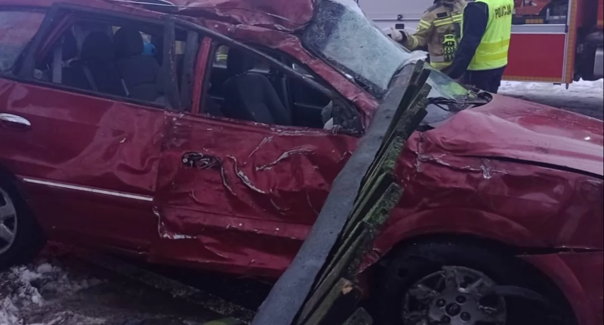 Tragedia na drodze! Nie żyje 19-letni pasażer, kierowca w szpitalu (FOTO)