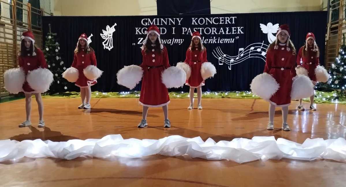 Zaśpiewajmy maleńkiemu. Niezwykły koncert kolęd w Szkole Podstawowej Radoryżu Kościelnym [GALERIA]