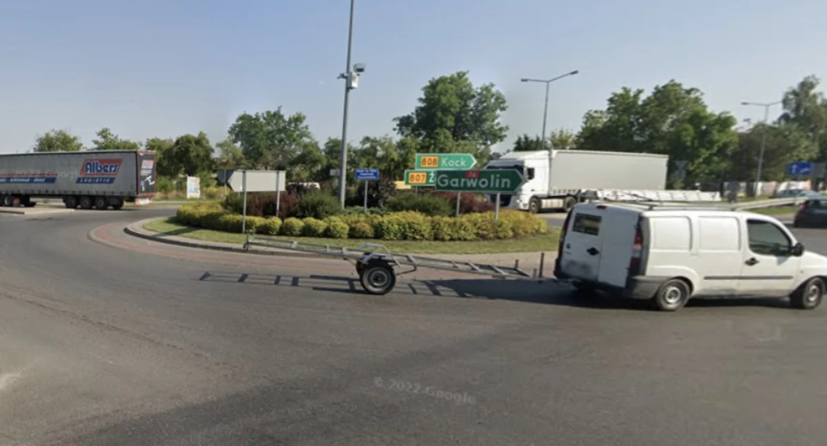 Kolizja na rondzie przy McDonaldzie w Łukowie. W roli głównej Scania i Iveco