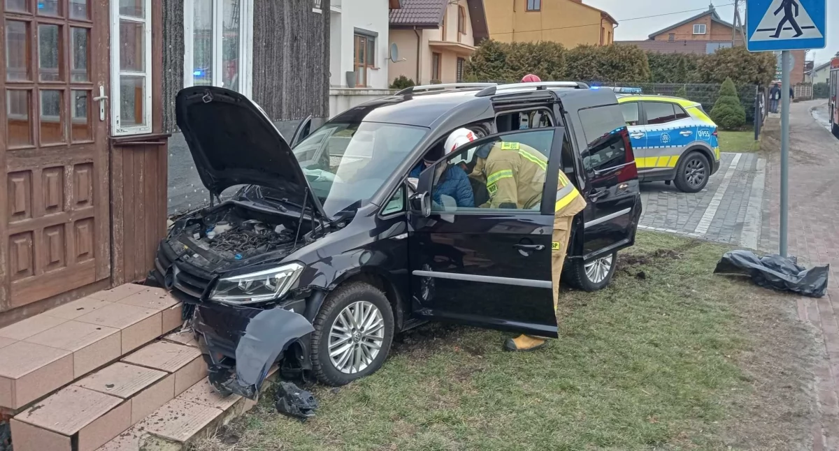 Wypadek w Staninie. Volkswagen uderzył w Skodę, ranna 20-latka trafiła do szpitala [ZDJĘCIA + WIDEO]