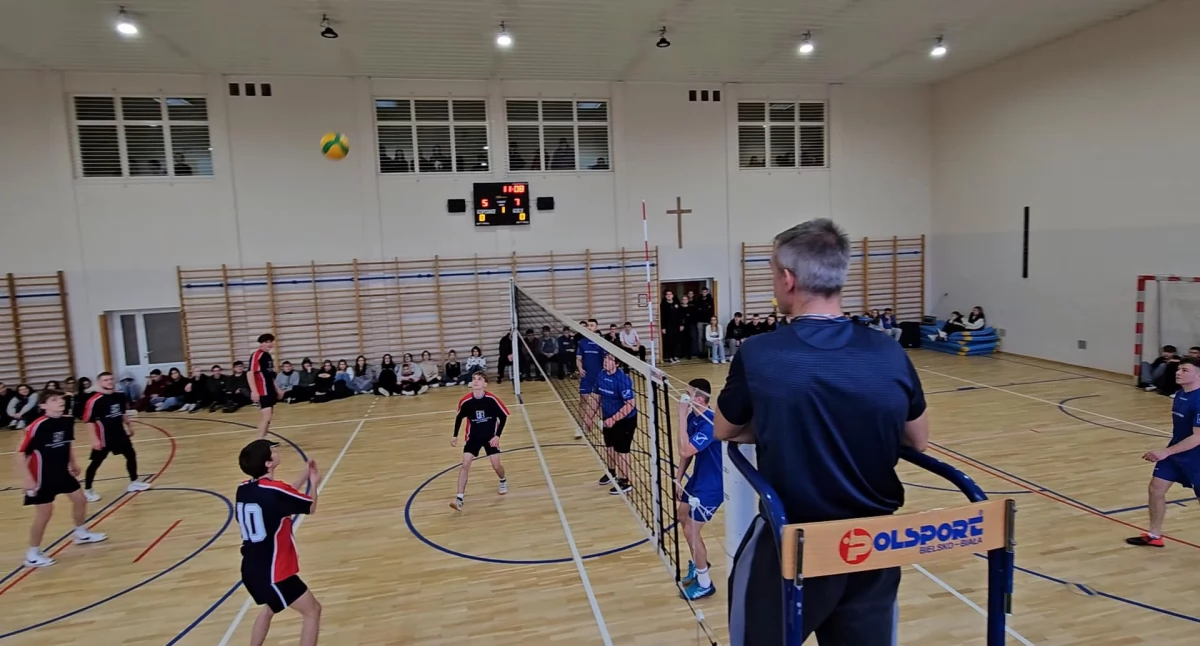 Niezwykłe sportowe emocje w ZS nr 2 w Łukowie! Kto zatriumfował w noworocznym meczu siatkówki?