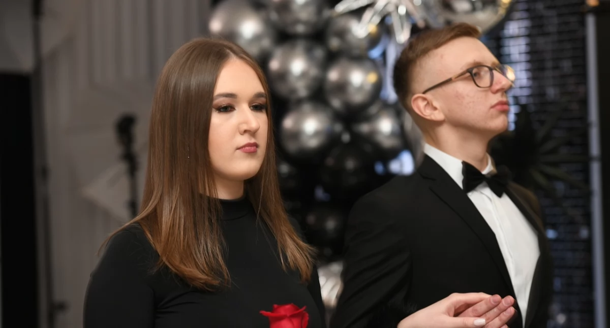 Polonez pełen klasy i tradycji! Zobacz, jak uczniowie „Rolnika” rozpoczęli swoją studniówkę [DUŻO WIDEO + ZDJĘCIA]