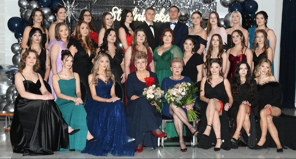 Zdjęcia grupowe na studniówce „Rolnika” – wyjątkowa pamiątka [ZDJĘCIA]
