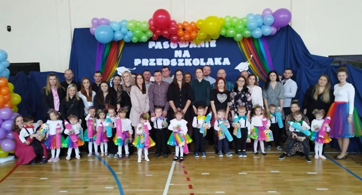 Pasowanie na przedszkolaka w Zespole Szkół w Rolach. Pierwszy wielki występ maluchów [ZDJĘCIA]