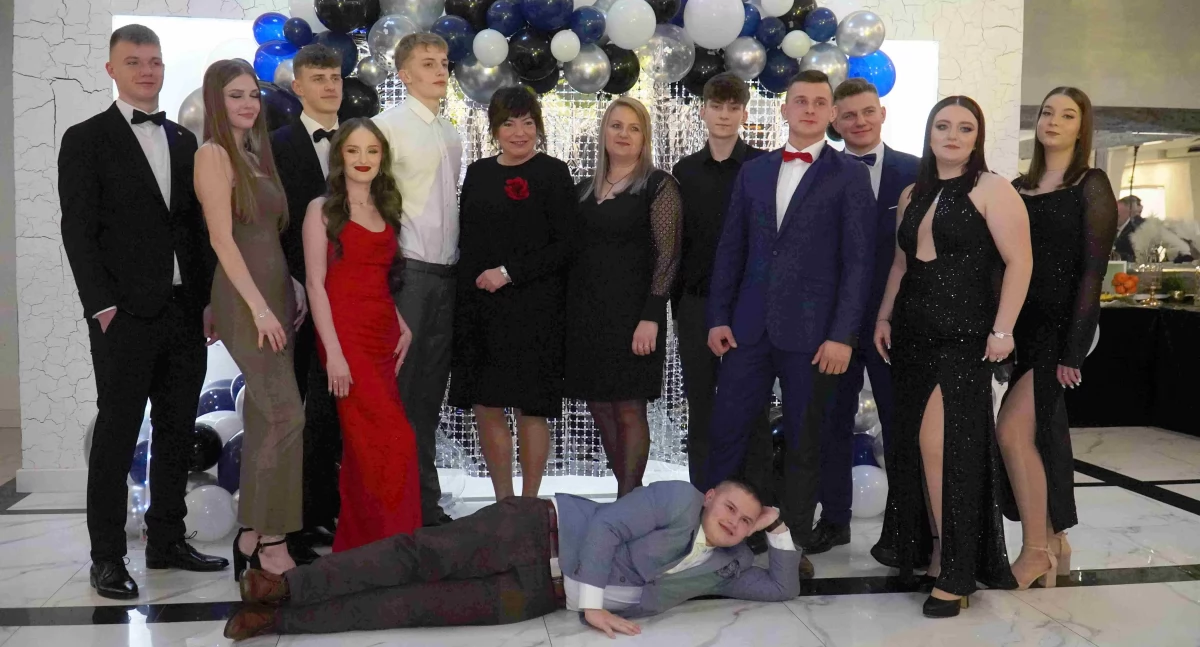 Grupowe zdjęcia maturzystów ZS w Stoczku Łukowskim. Elegancja i szyk w Starych Kobiałkach [DUŻO ZDJĘĆ]