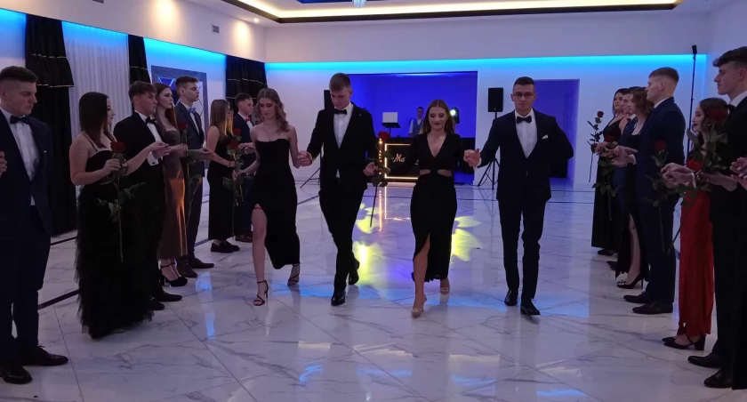 Polonez na studniówce ZS w Stoczku Łukowskim. Tradycja i elegancja w Starych Kobiałkach [ZDJĘCIA + WIDEO]