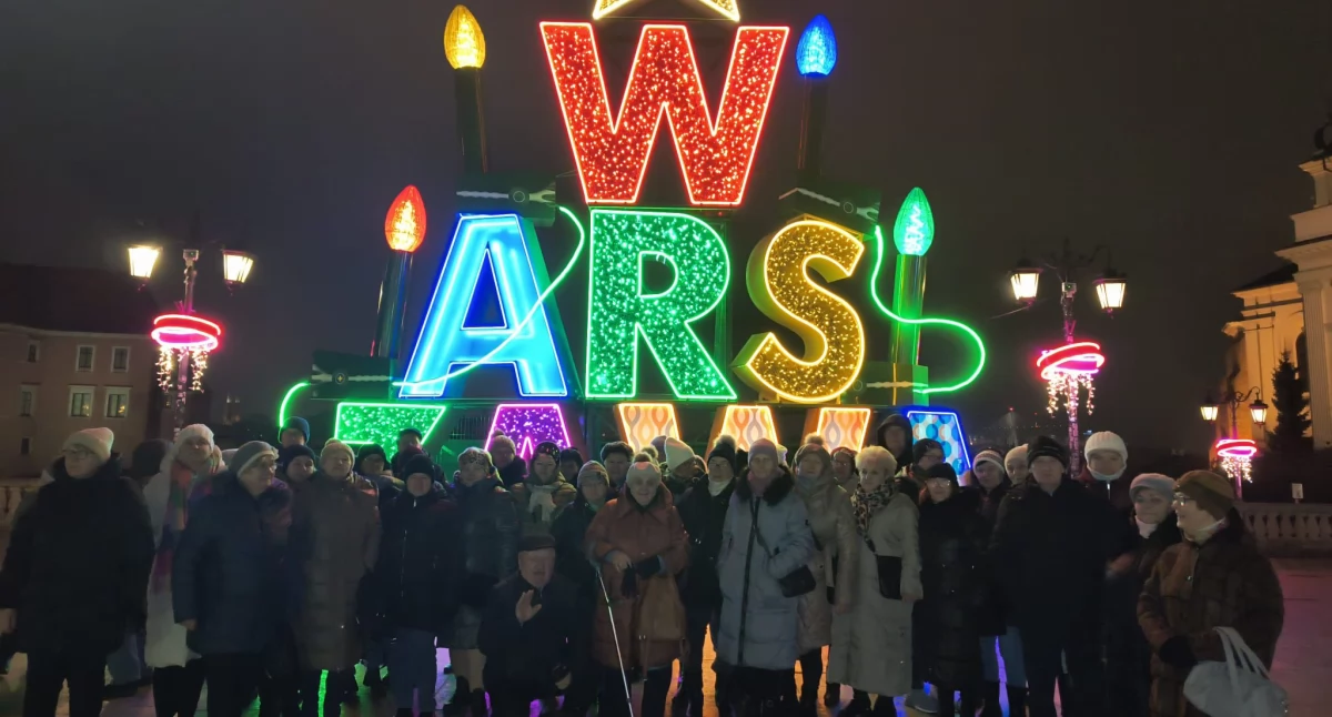 Ponad 50 seniorów w Wilanowie. Królewski ogród światła zaskoczył nowymi atrakcjami!