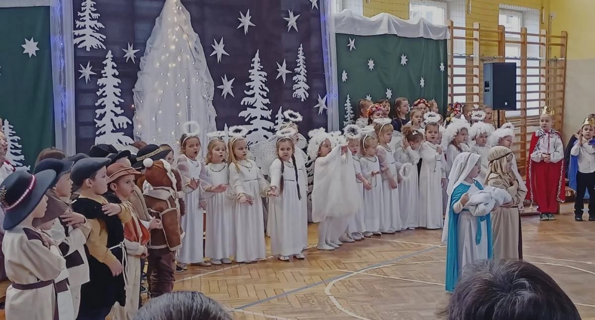 Seniorzy i dzieci razem na scenie. Niezapomniane obchody Dnia Babci i Dziadka w Wólce Domaszewskiej!