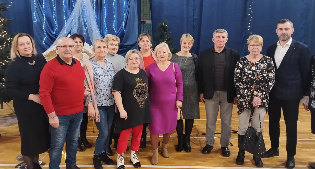 Seniorzy z Gołąbek uczestniczyli w Jasełkach w Szkole Podstawowej nr 5 w Łukowie