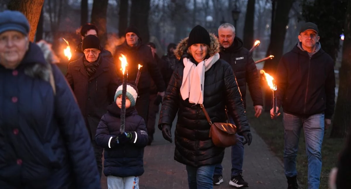 Łukowianie wspólnie uczcili bohaterów. Pochód z pochodniami poruszył miasto [ZDJĘCIA]