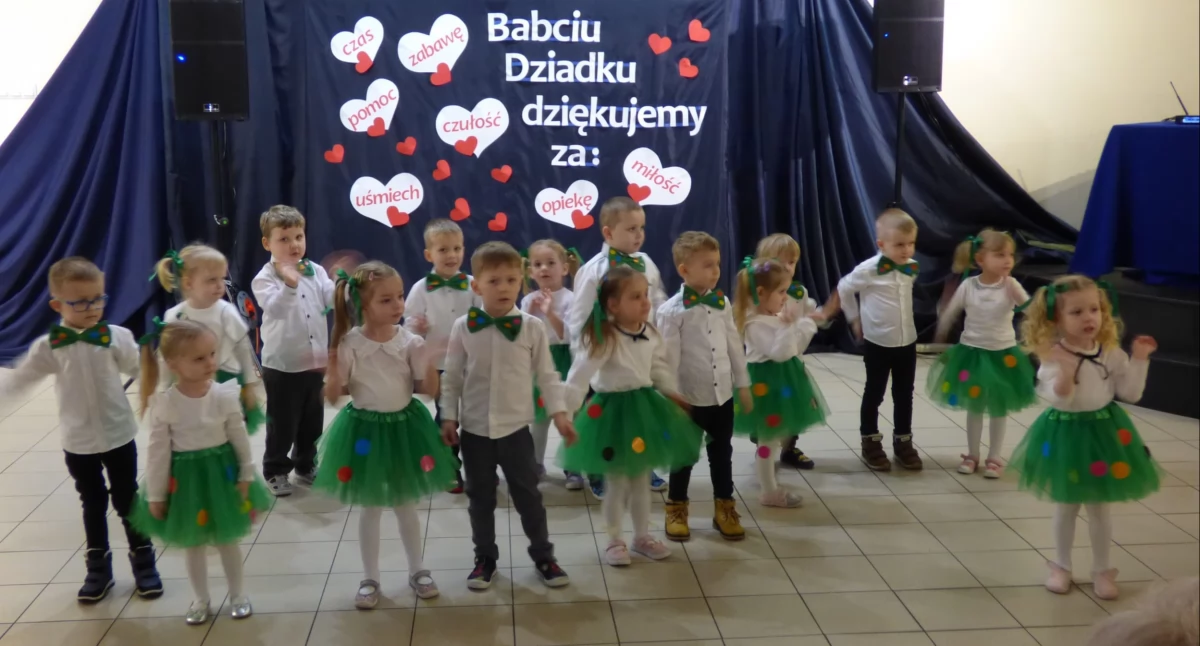 Łazy wypełnione radością! Przedszkolaki wzruszyły Babcie i Dziadków wyjątkowym występem [ZDJĘCIA]