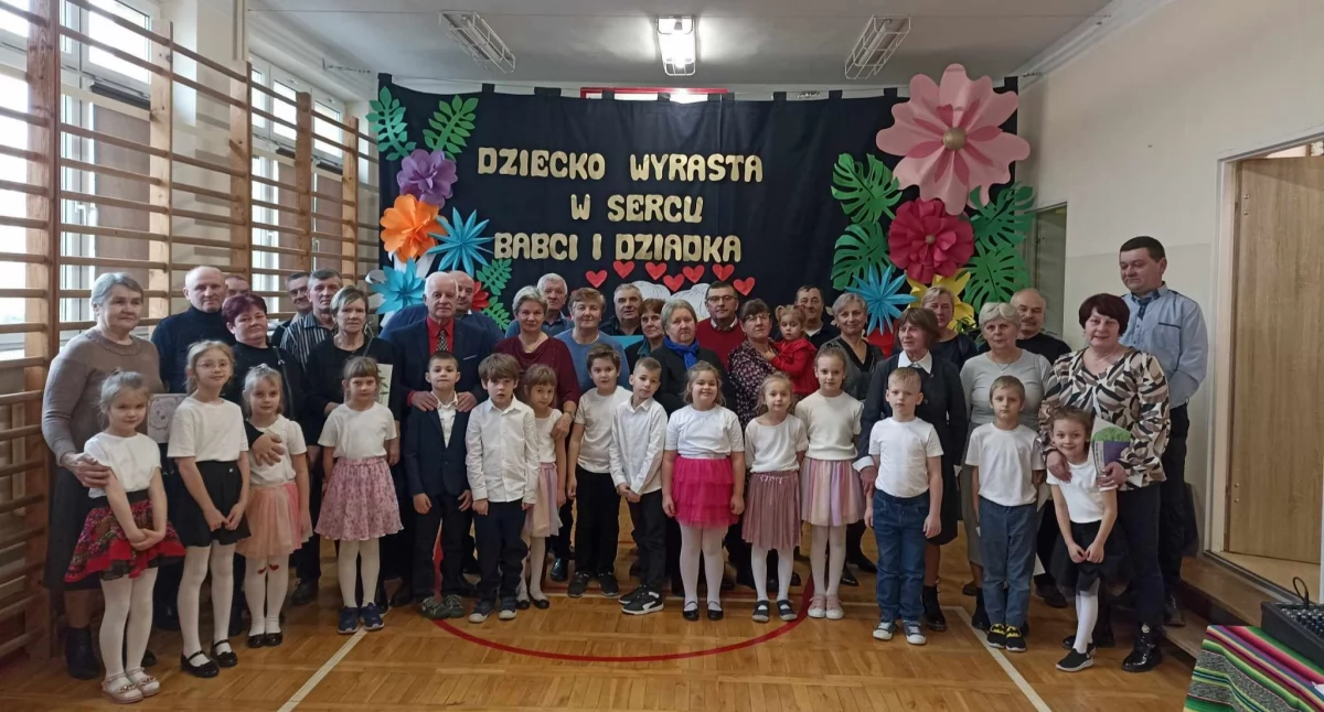 Fiukówka: Uczniowie i przedszkolaki zachwycili dziadków artystycznym występem!