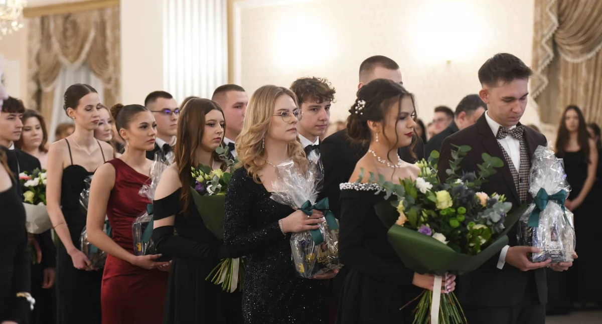  Polonez jak z bajki! Studniówka IV LO im. Jana Pawła II w Łukowie rozpoczęta z klasą – zobacz zdjęcia i wideo!