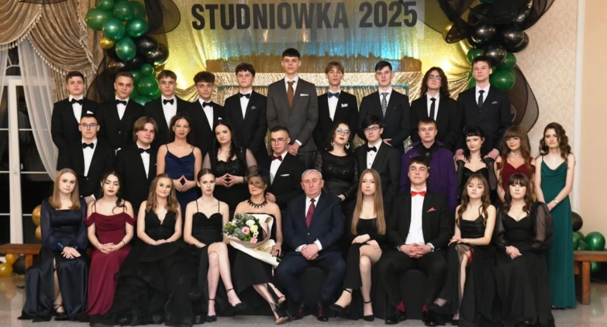 Pamiątka na całe życie – zdjęcia grupowe uczniów IV LO na studniówce w Parisel Palace