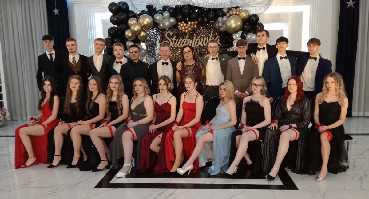 Zdjęcia grupowe z wyjątkowej nocy! Studniówka ZS w Radoryżu Smolanym w obiektywie