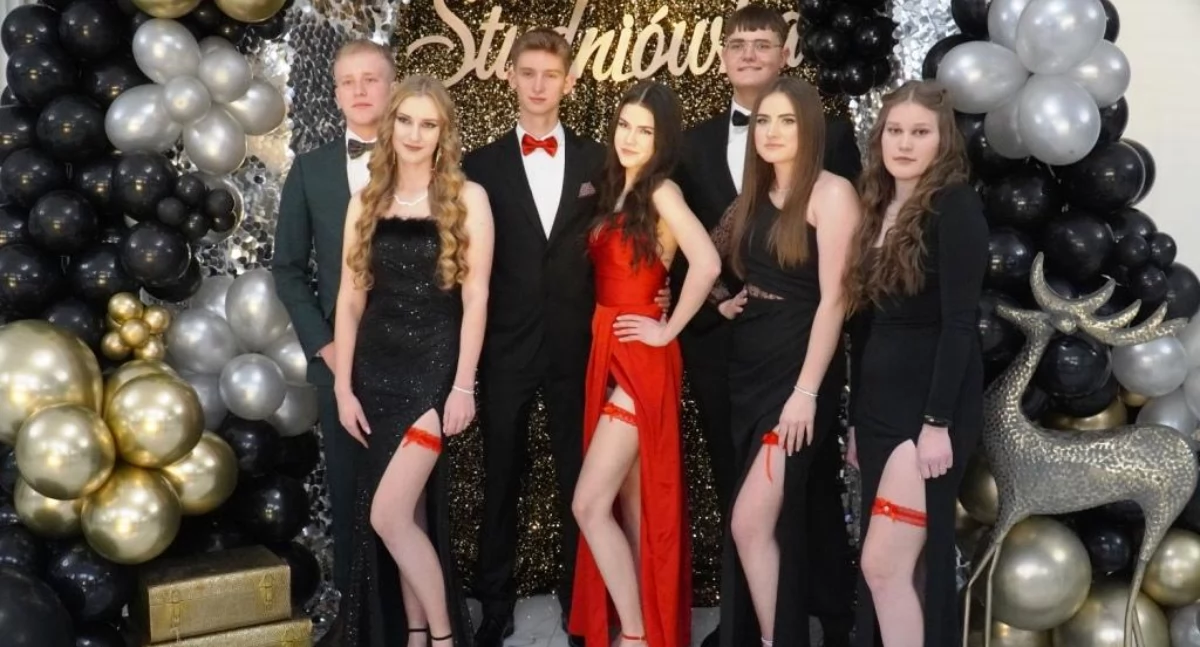 Studniówka ZS w Radoryżu Smolanym rozpoczęta! Zobacz, jak prezentują się tegoroczni maturzyści