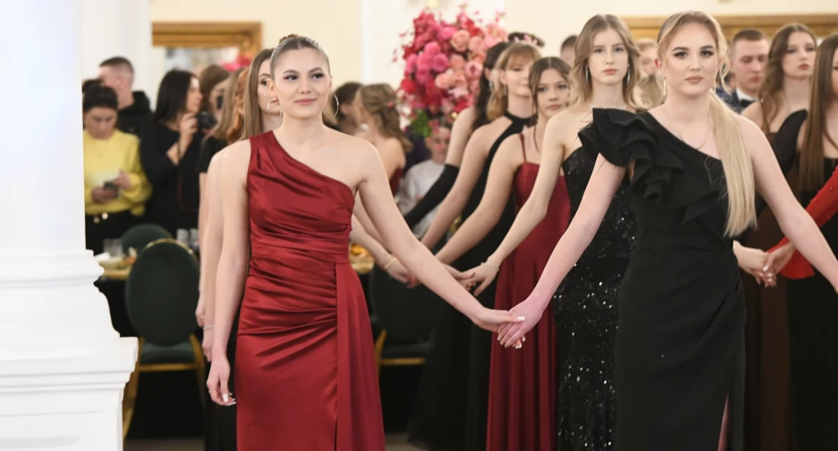 Studniówka IV LO w Łukowie w obiektywie Zbigniewa Woźniaka – zapraszamy do galerii!