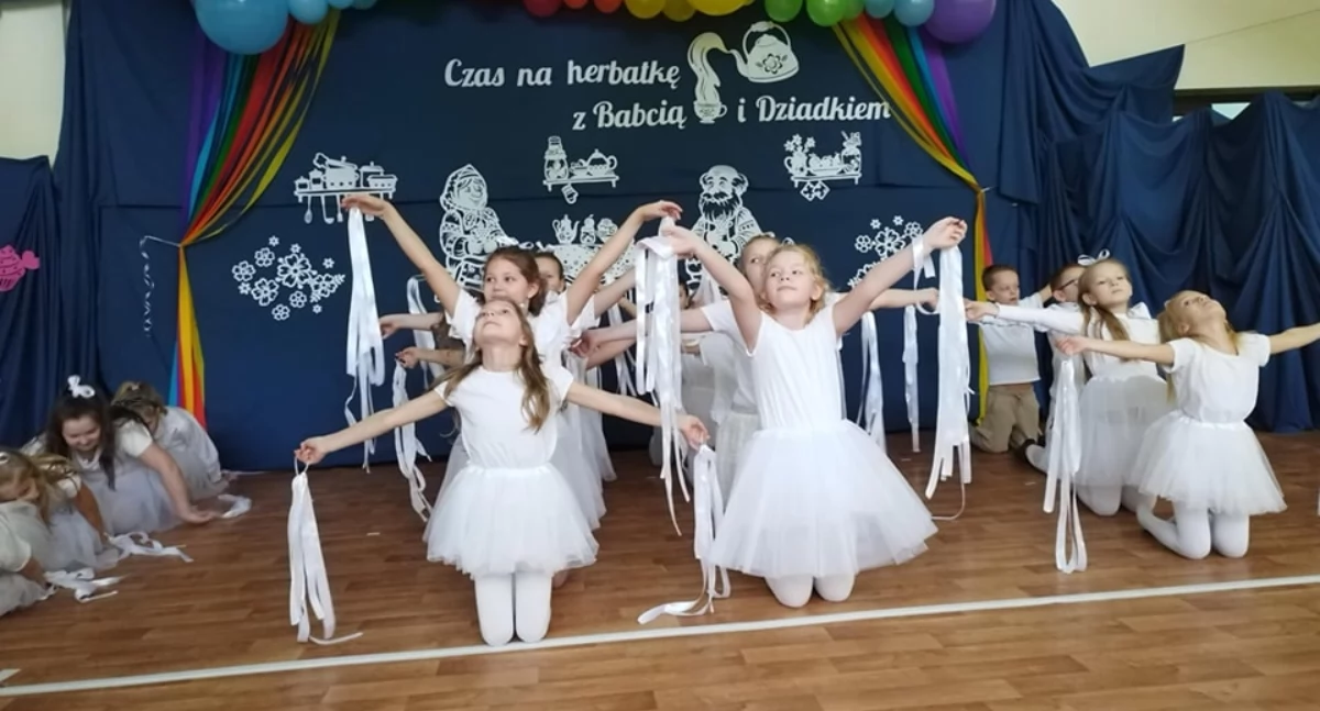 Spektakularny występ przedszkolaków i uczniów na Dzień Babci i Dziadka w Zespole Szkół w Rolach!