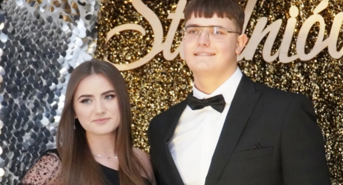 Elegancja i magia studniówkowej nocy ZS w Radoryżu Smolanym. Najpiękniejsze Pary. Zobacz Galerie! 
