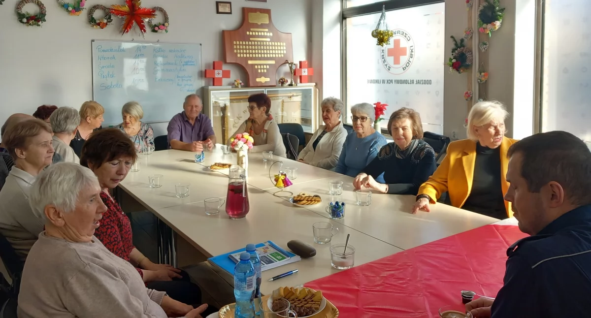 Seniorzy z Klubu Czerwonego Krzyża w Łukowie ostrzegani przed oszustami! Policjant wyjaśnił, jak nie dać się nabrać