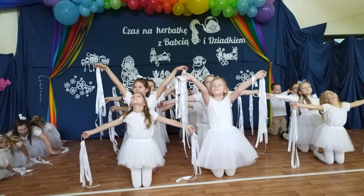 Wyjątkowy występ dla babć i dziadków w Zespole Szkół w Rolach (FOTO)