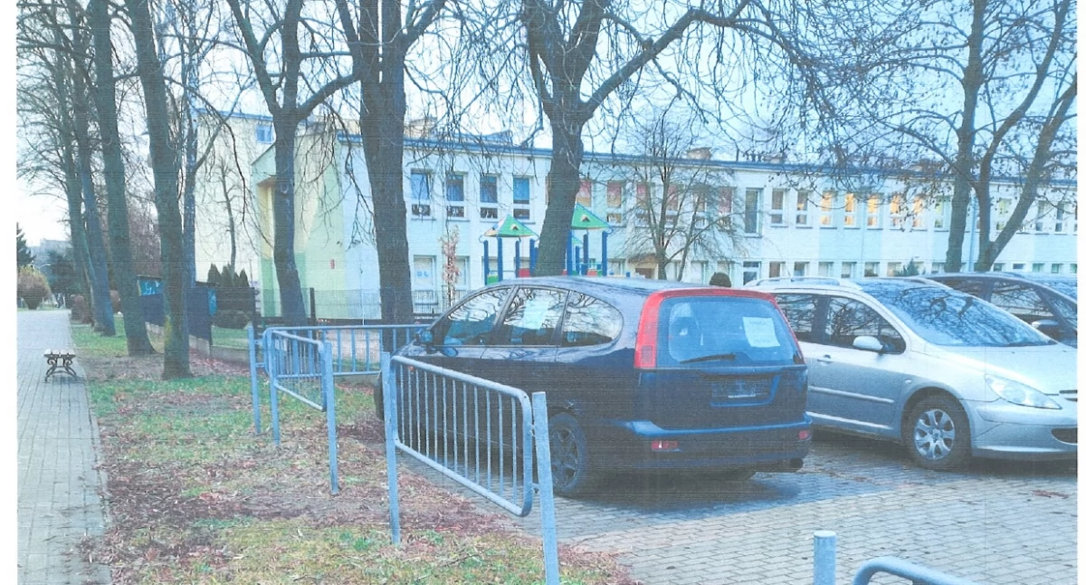 Radny Łukasz Bober walczy o usunięcie porzuconego auta! Wrak od pół roku blokuje parking w Łukowie