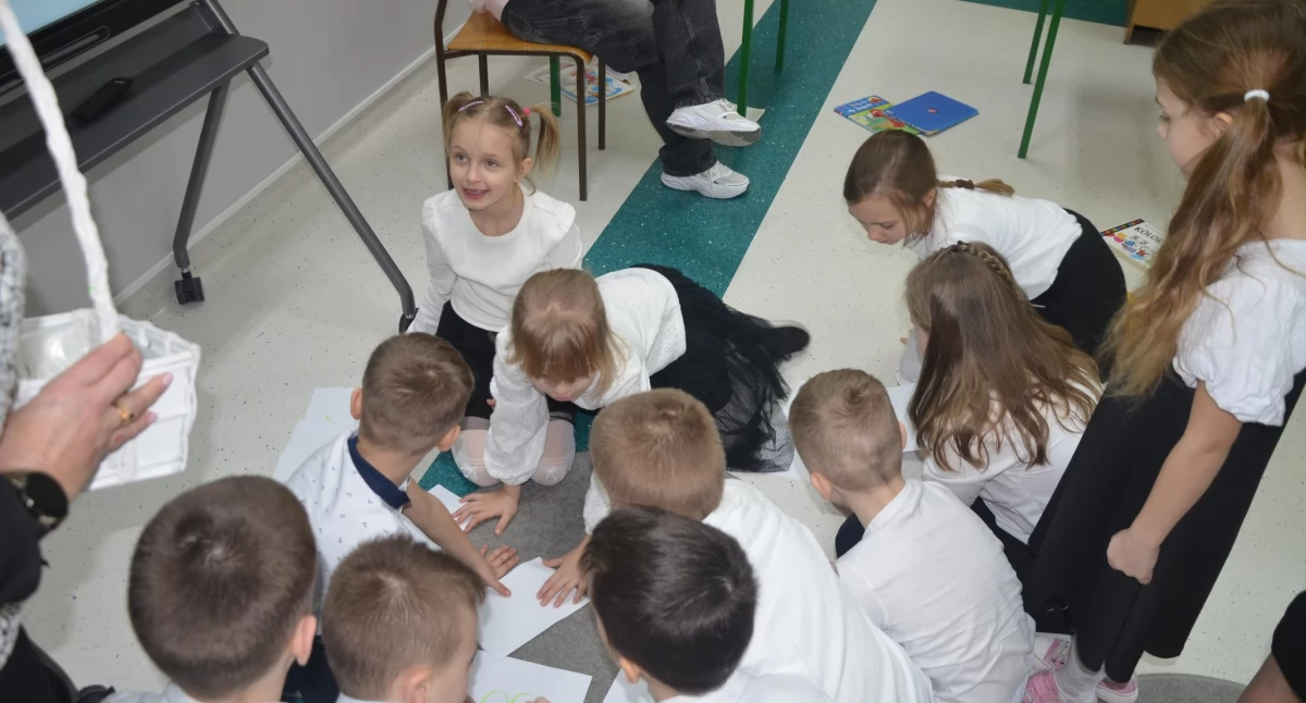 Pierwsza książka w ich rękach! Uczniowie z ZS w Staninie pasowani na czytelników [ZDJĘCIA]