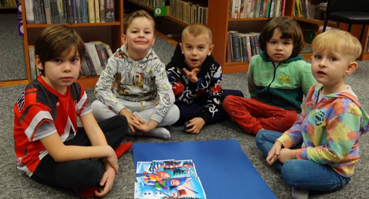 Zimowa przygoda w bibliotece w Trzebieszowie! Przedszkolaki z Mikłusów na niezwykłych zajęciach [ZDJĘCIA]
