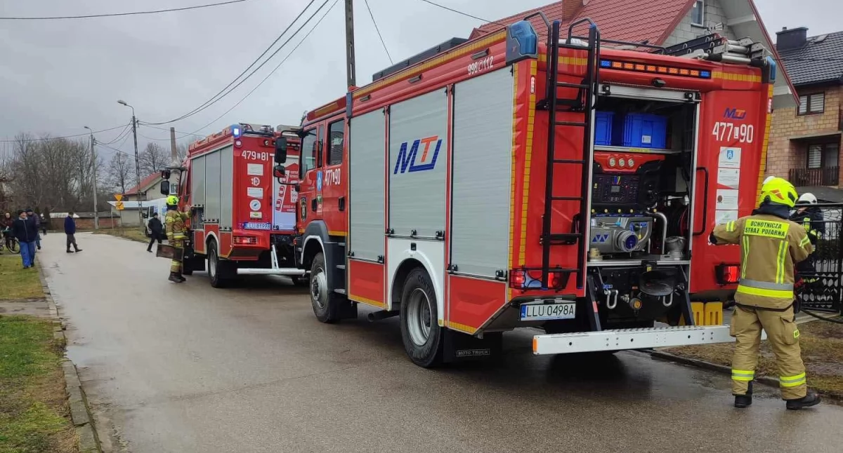 Groźny pożar w gminie Krzywda! Strażacy walczyli z ogniem w kominie