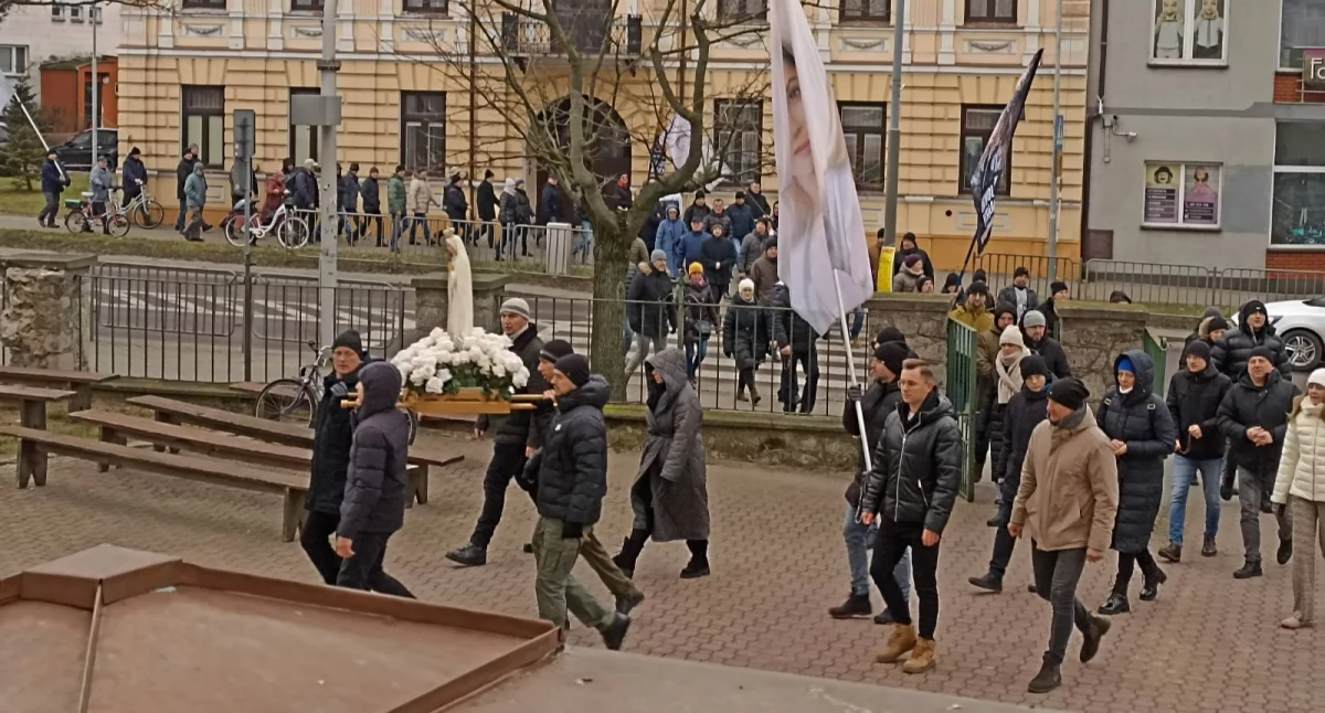 Łuków: 45. Różaniec przeszedł ulicami miasta. Setki wiernych modliło się o nawrócenie