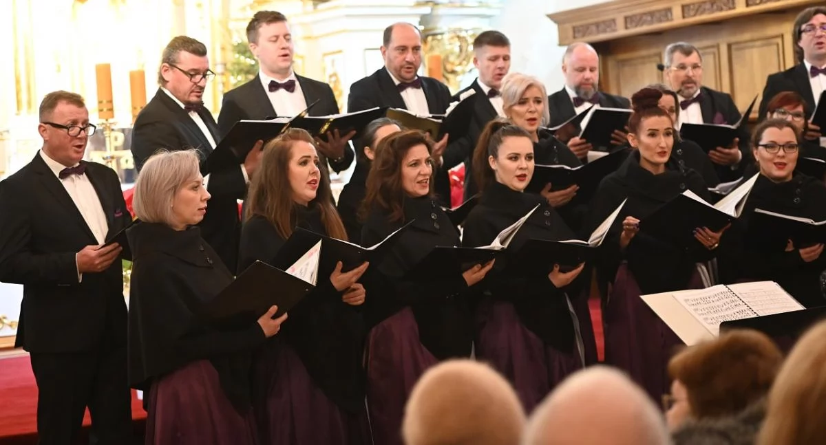 Niezwykły koncert kolęd w Łukowie! Chór Miasta Siedlce zachwycił publiczność [ZDJĘCIA]