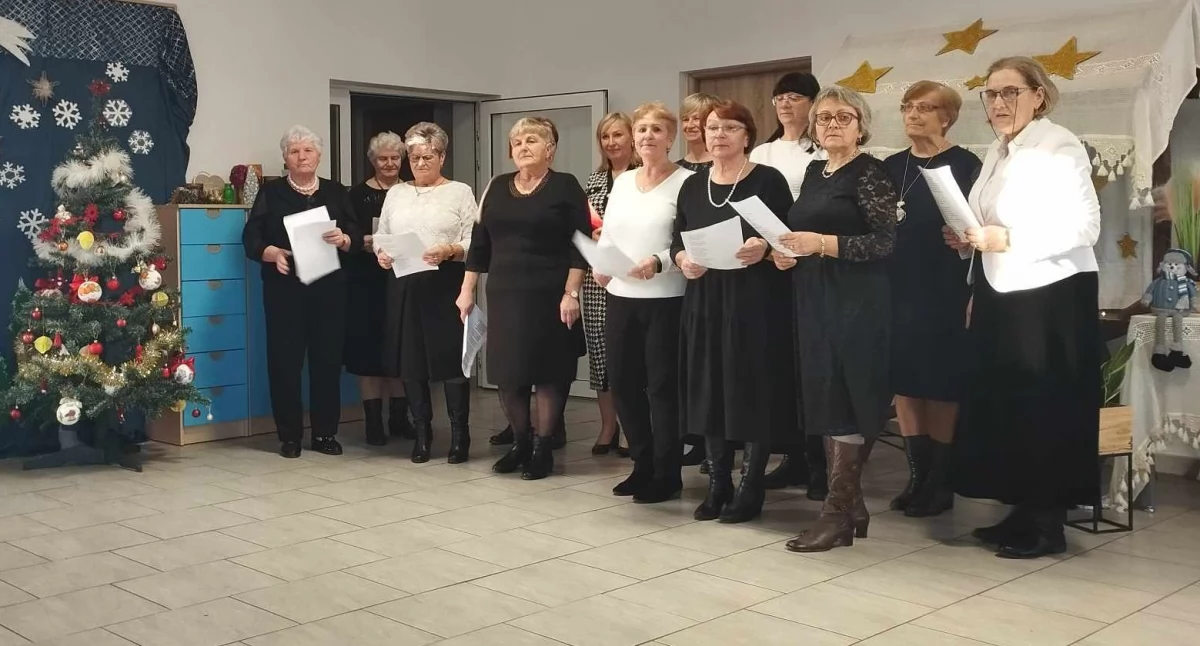 Seniorzy z Gminy Wojcieszków kolędowali razem w Woli Burzeckiej! Fotorelacja z koncertu