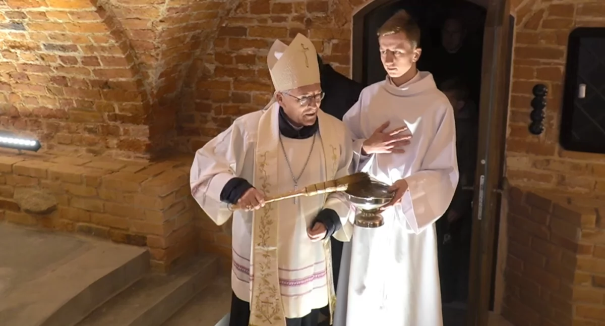 Wielki remont zakończony! Podziemia kościoła Podwyższania Krzyża nie do poznania. Poświecił je Ks. Biskup Kazimierz Gurda (ZDJĘCIA, WIDEO)