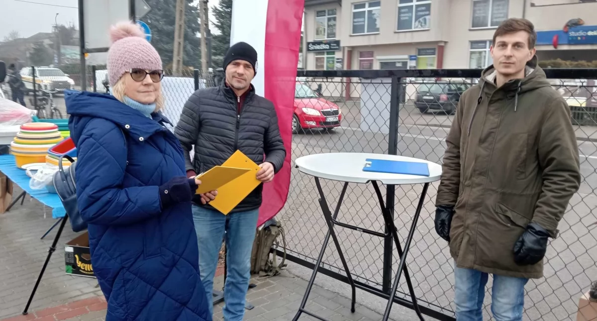 Zbierali podpisy poparcia dla Szymona Hołowni na targowisku miejskim w Łukowie