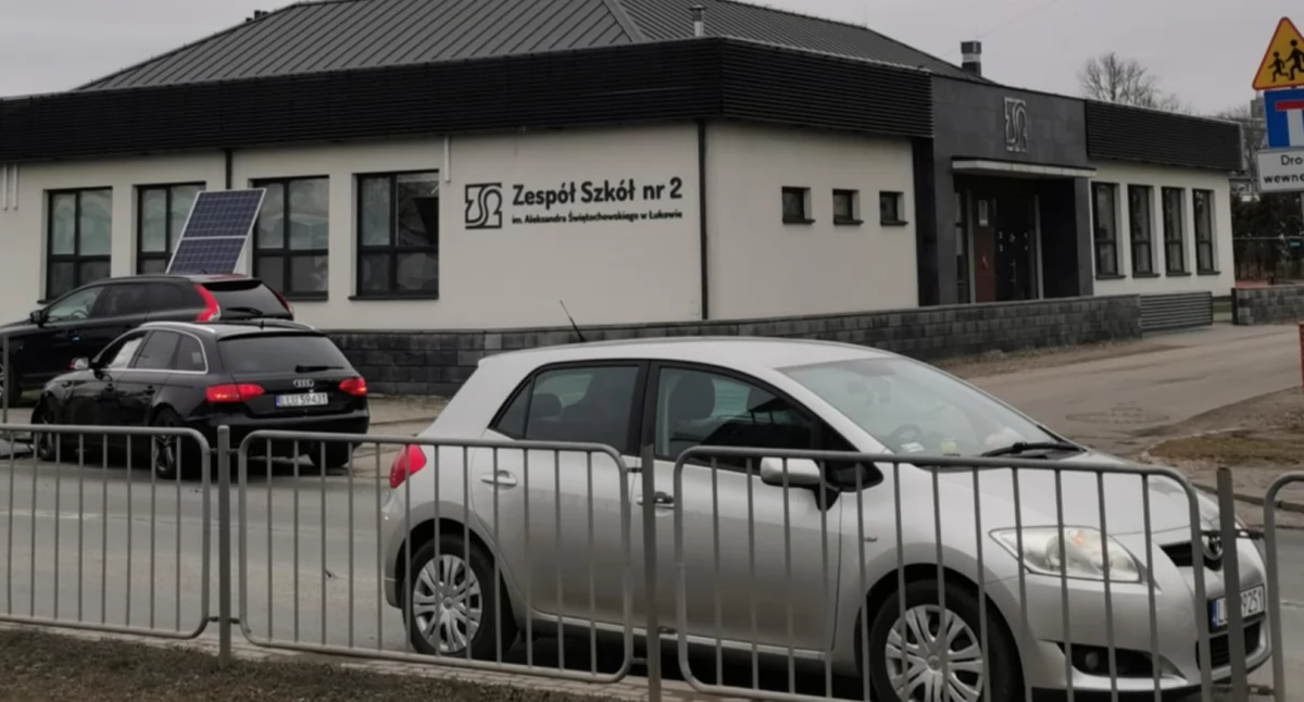  Dwa auta rozbite w Łukowie! Audi wylądowało na latarni