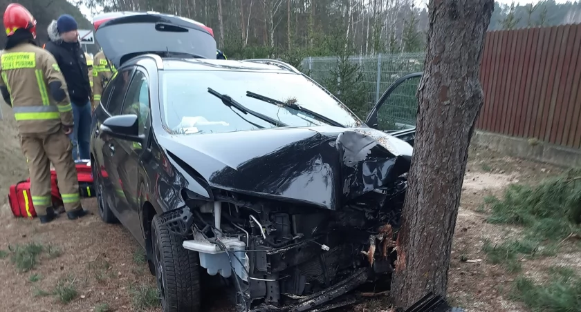Groźny wypadek na trasie Łuków - Siedlce! Kierowca toyoty uderzył w drzewo i trafił do szpitala