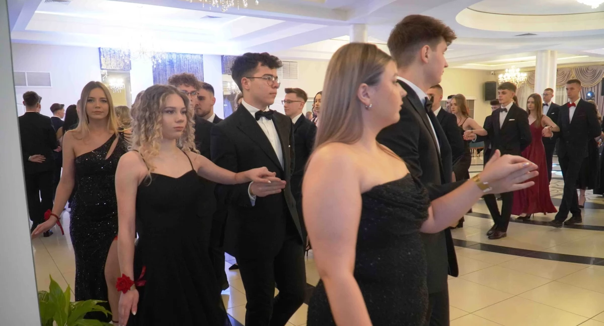 Polonez i uroczyste rozpoczęcie studniówki ZS nr 1 w Łukowie – zobacz zdjęcia i wideo