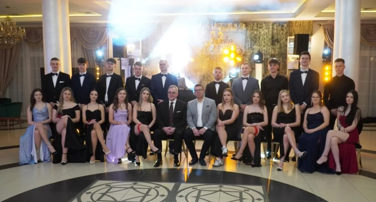 Pamiątkowe zdjęcia grupowe maturzystów ZS nr 1 w Łukowie