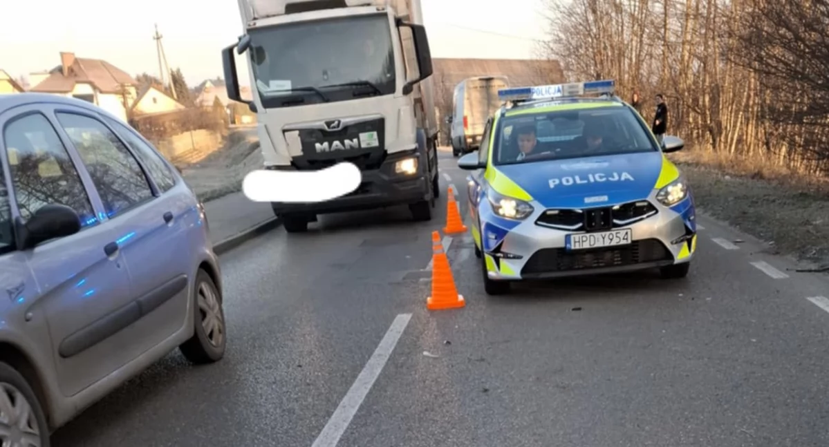 Groźne zdarzenie drogowe w Wesołówce: Potrącenie rowerzystki (ZOBACZ FOTKI) 